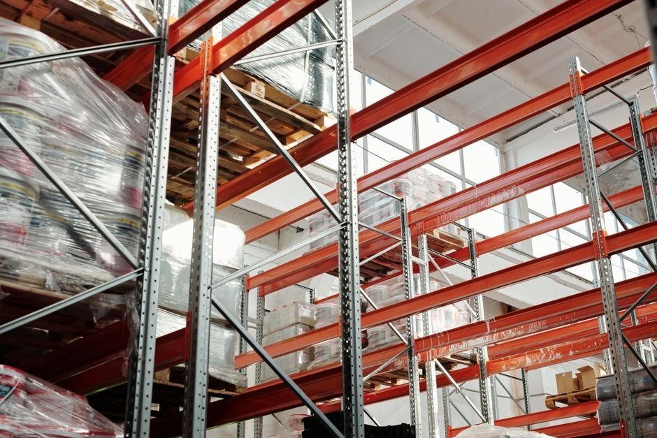 Entrepôt moderne et lumineux avec des palettes et des racks de stockage pour la gestion logistique et d'inventaire