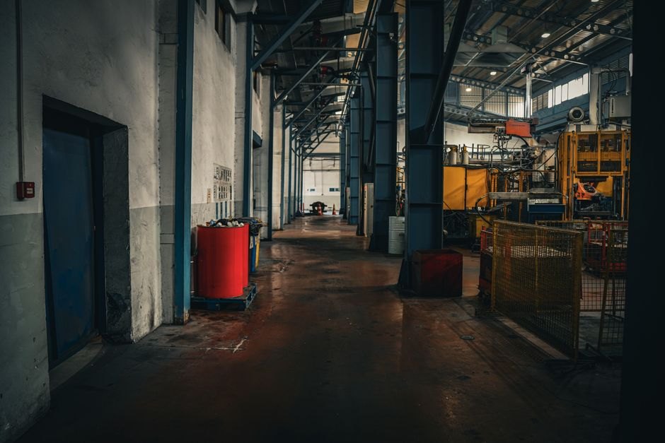 Intérieur d'un atelier sous ossature métallique apparente