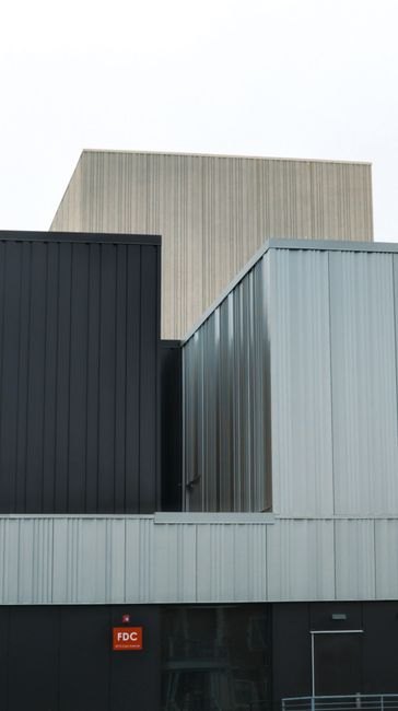 Structures architecturales géométriques avec un design de façade métallique moderne, mettant en valeur le style industriel