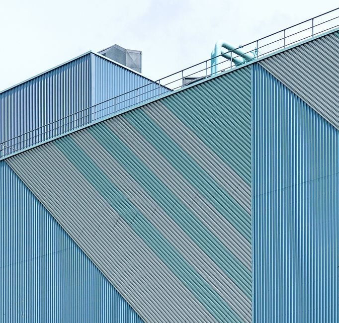 Façade d'un bâtiment industriel en bardage métallique