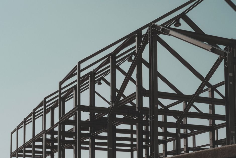 Structure moderne en acier sous un ciel dégagé, mettant en valeur le design architectural
