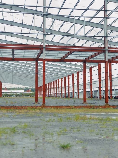 Une vaste structure en cadre métallique en construction dans un espace industriel ouvert