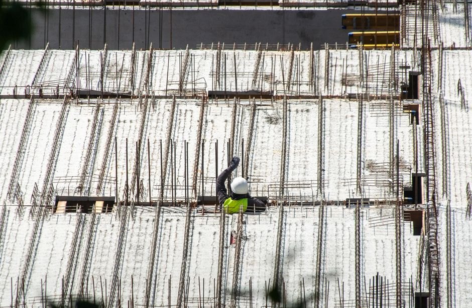 Levage d'une ossature métallique à la grue sur un chantier